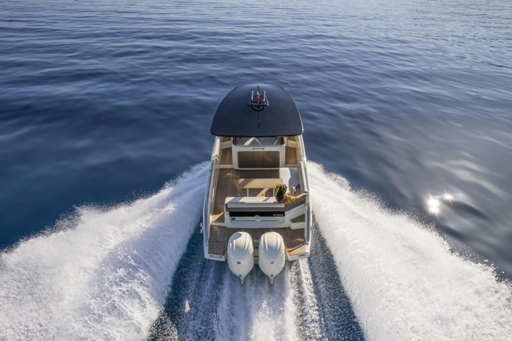 GT320S, the new Invictus Yacht outboard model